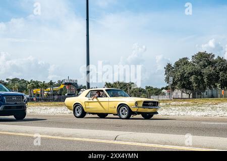 Gulfport, MS - 5 octobre 2023 : vue d'angle avant grand angle d'une Ford Mustang Hardtop 1967 lors d'un salon automobile local. Banque D'Images