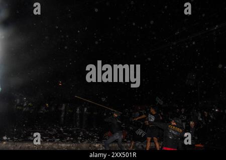 Bandung, Java occidental, Indonésie. 22 août 2024. Les manifestants affrontent la police lors d'une manifestation contre les efforts visant à réviser la loi électorale régionale de la Chambre des représentants indonésienne à Bandung, Java occidental. (Crédit image : © Dimas Rachmatsyah/ZUMA Press Wire) USAGE ÉDITORIAL SEULEMENT! Non destiné à UN USAGE commercial ! Banque D'Images