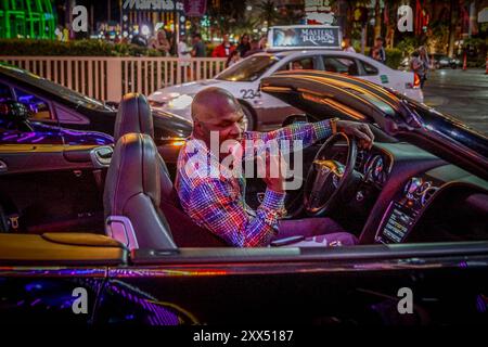 La photo de Mike Tyson, un célèbre boxeur et sportif américain, dans la voiture décapotable de Las Vegas Street, USA. Banque D'Images