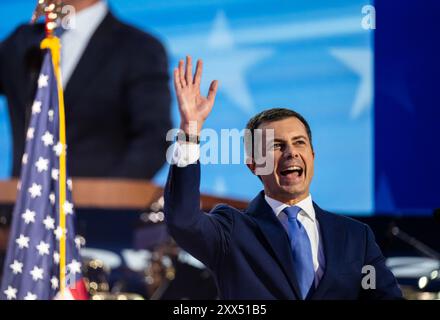 Chicago, Illinois, États-Unis. 21 août 2024. Le secrétaire américain aux Transports, PETE BUTTIGIEG, prend la parole lors de la troisième nuit de la convention DNC au United Center à Chicago. (Crédit image : © Laura Brett/ZUMA Press Wire) USAGE ÉDITORIAL SEULEMENT! Non destiné à UN USAGE commercial ! Banque D'Images