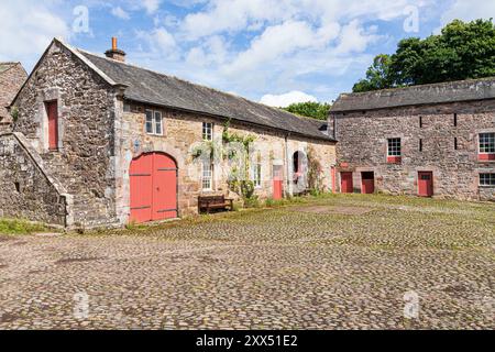 La cour médiévale pavée de Dalemain Historic Mansion & Gardens près de Penrith, Cumbria, Angleterre Royaume-Uni Banque D'Images