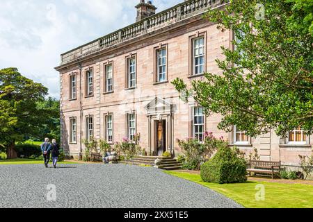 La façade géorgienne d'un bâtiment plus ancien à Dalemain Historic Mansion & Gardens près de Penrith, Cumbria, Angleterre Royaume-Uni Banque D'Images