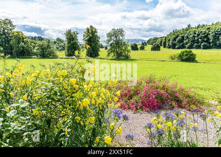 La vue vers Ullswater depuis les jardins de Dalemain Historic Mansion & Gardens près de Penrith, Cumbria, Angleterre Royaume-Uni Banque D'Images