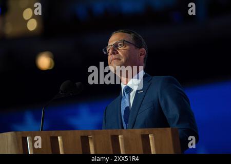 Le gouverneur Josh Shapiro (démocrate de Pennsylvanie) prend la parole à la Convention nationale démocrate 2024 à Chicago, Illinois, États-Unis, au United Center le mercredi 21 août 2024. Crédit : Annabelle Gordon / CNP Banque D'Images