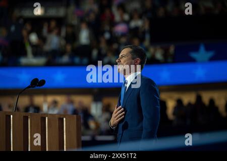 Le secrétaire américain aux Transports Pete Buttigieg prend la parole à la Convention nationale démocrate 2024 à Chicago, Illinois, États-Unis, au United Center le mercredi 21 août 2024. Crédit : Annabelle Gordon / CNP Banque D'Images