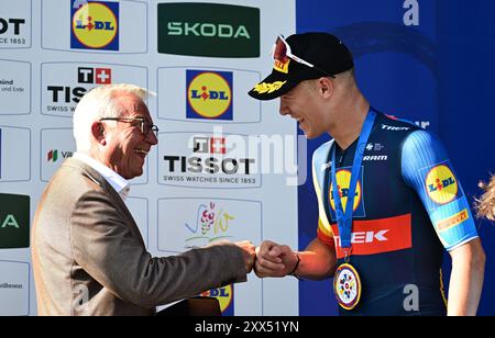 Heilbronn, Allemagne. 22 août 2024. Cyclisme : Deutschland Tour, Schweinfurt - Heilbronn (176,30 km), étape 1 : le vainqueur d'étape Jonathan Milan (R) de Team Lidl-Trek accueille Thomas Strobl (l, CDU), ministre de l'intérieur du Bade-Württemberg, lors de la cérémonie de remise des prix. Crédit : Bernd Weißbrod/dpa/Alamy Live News Banque D'Images