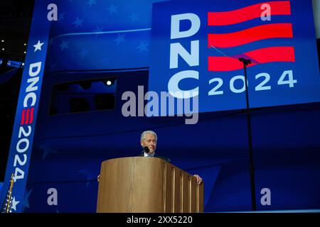 Chicago, Vereinigte Staaten. 21 août 2024. L’ancien président américain Bill Clinton prend la parole à la Convention nationale démocrate 2024 à Chicago, Illinois, États-Unis, au United Center le mercredi 21 août 2024. Crédit : Annabelle Gordon/CNP/dpa/Alamy Live News Banque D'Images