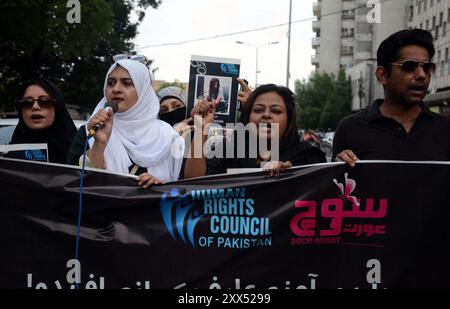 Des membres du Conseil des droits de l'homme du Pakistan (HRCP) organisent une manifestation de protestation pour réclamer justice pour Amna Arif, victime de l'incident de la route de Karsaz au club de presse de Karachi le jeudi 22 août 2024. Banque D'Images