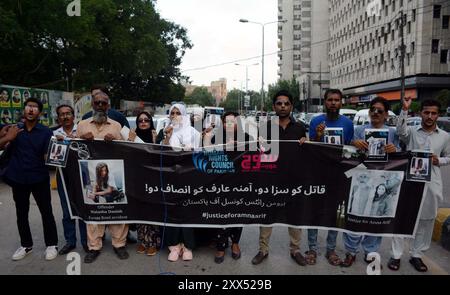 Des membres du Conseil des droits de l'homme du Pakistan (HRCP) organisent une manifestation de protestation pour réclamer justice pour Amna Arif, victime de l'incident de la route de Karsaz au club de presse de Karachi le jeudi 22 août 2024. Banque D'Images