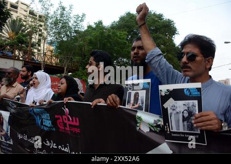 Des membres du Conseil des droits de l'homme du Pakistan (HRCP) organisent une manifestation de protestation pour réclamer justice pour Amna Arif, victime de l'incident de la route de Karsaz au club de presse de Karachi le jeudi 22 août 2024. Banque D'Images