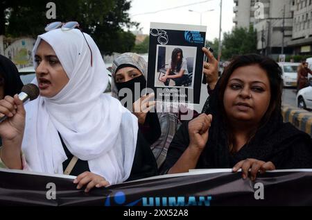 Des membres du Conseil des droits de l'homme du Pakistan (HRCP) organisent une manifestation de protestation pour réclamer justice pour Amna Arif, victime de l'incident de la route de Karsaz au club de presse de Karachi le jeudi 22 août 2024. Banque D'Images