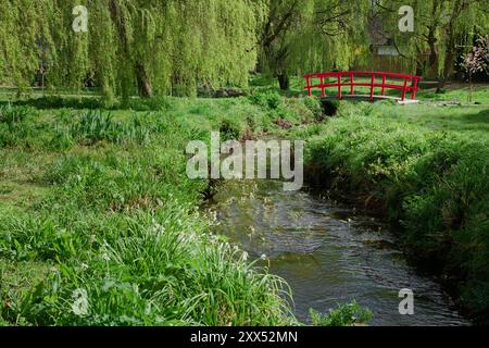 Pont de style japonais rouge sur le Bourne Stream, Coy Pond, Bournemouth Royaume-Uni Banque D'Images