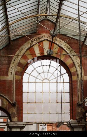 Vitrage, fenêtre en métal et Archway avec inscription au-dessus de la porte de l'arcade Henry Joy, Westbourne, Royaume-Uni Banque D'Images