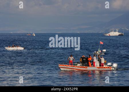 Une équipe de plongée du Service italien de pompiers et de sauvetage quittant le site du Bayesian le quatrième jour de la recherche des six touristes disparus après que le yacht de luxe a coulé dans une tempête lundi alors qu'il était amarré à environ 800 mètres de Porticello sur la côte sicilienne. Le corps d'une cinquième personne disparue a été retrouvé ce matin, après la récupération de quatre autres mercredi. Date de la photo : jeudi 22 août 2024. Banque D'Images