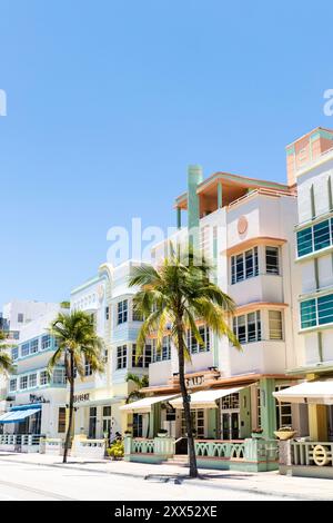 Bâtiment art déco pastel du Hilton Grand Vacations Club McAlpin Ocean Plaza Hotel, Ocean Drive, Miami Beach, Floride, États-Unis Banque D'Images