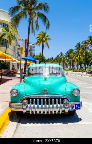 Buick Eight rétro voiture garée sur Ocean Drive, Miami Beach, Floride, États-Unis Banque D'Images