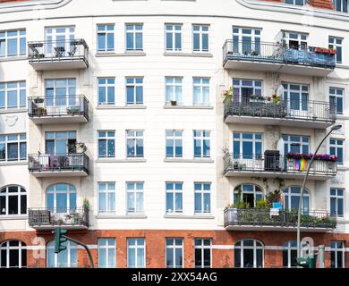 Hambourg, Allemagne, 19 juillet 2024 - décoré de maisons blanches à l'architecture traditionnelle sur les rives de l'Elbe autour de Landungsbrücken Banque D'Images