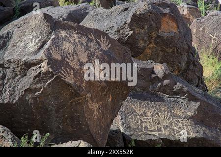 Sculptures de pétroglyphes sur des rochers de basalte du monument national de pétroglyphes à l'extérieur d'Albuquerque Nouveau-Mexique Banque D'Images