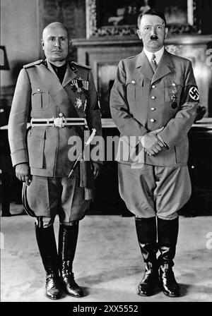 ADOLF HITLER à droite avec son collègue fasciste Benito Mussolini à Munich en juin 1940 Banque D'Images