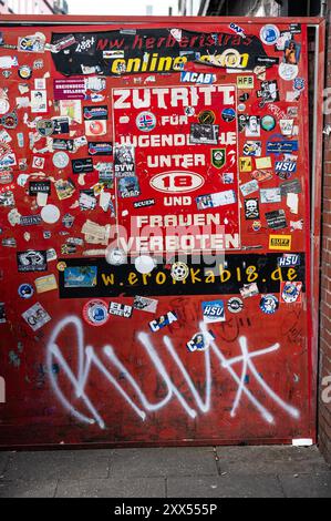 Hambourg, Allemagne, 19 juillet 2024 - signe coloré de la Herbertstraße, le quartier rouge avec la prostitution Banque D'Images