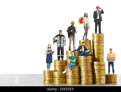 Personnes de diverses professions sur des piles de pièces de différentes hauteurs sur fond blanc Banque D'Images