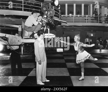 Médaille d'or olympique norvégienne étoile de patinage SONJA HENIE avec SIDNEY LANFIELD sur le plateau de GLACE MINCE 1937 le réalisateur SIDNEY LANFIELD joue ATTILA ORBOK 20th Century Fox Banque D'Images