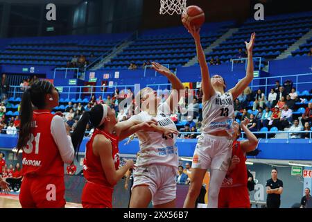 Mexico, Mexique. 21 août 2024. Esra McGoldrick #13 de l'équipe néo-zélandaise rebondit le ballon lors du match contre l'équipe mexicaine dans le cadre du tournoi de pré-qualification de la Coupe du monde féminine de basket-ball de Mexico 2024 FIBA. Au gymnase olympique Juan de la Barrera. Score final Mexique 71-64 Nouvelle-Zélande. Le 21 août 2024 à Mexico, Mexique. (Photo de Carlos Santiago/ crédit : Eyepix Group/Alamy Live News Banque D'Images