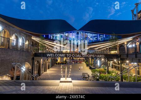 Coal Drops Yard dans le Kings Cross Modern Development à la nuit Londres Royaume-Uni Banque D'Images