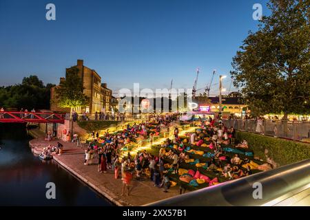 Everyman on the canal Outdoor Cinema Kings Cross Development à la nuit Londres Royaume-Uni Banque D'Images