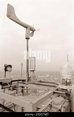 Un compteur éolien et un testeur de la qualité de l'air au sommet d'une tour de 90 mètres de haut sur le site d'une centrale au charbon. Banque D'Images