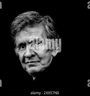 L'auteur-compositeur-interprète américain Johnny Cash a photographié les coulisses du Norwegian Wood Festival en Norvège 1992. Johnny Cash, connu sous le nom de « The Man in Black », occupe une place centrale dans l'histoire de la musique américaine, transcendant les frontières des genres country, rock et gospel. Sa voix profonde et résonnante et sa profonde capacité à raconter des histoires véhiculaient des thèmes d'amour, de perte, de rédemption et de condition humaine. La musique de Cash puisait souvent dans ses luttes et expériences personnelles, résonnant profondément auprès d'un large public. Sa carrière, qui a duré près de cinq décennies, l'a vu devenir une icône du cultu américain Banque D'Images