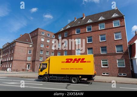 CUXHAVEN, ALLEMAGNE - 15 AOÛT 2024 : camion de livraison de colis jaune DHL garé dans la rue. DHL Express est une division de la logistique mondiale allemande Banque D'Images