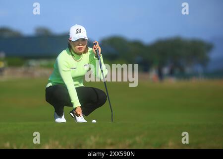 22 août 2024 ; Old course at St Andrews, St Andrews, Fife, Écosse ; AIG Womens Open Golf, Round 1 ; Ayaka Furue of Japan aligne un putt sur le 17ème green de The Old course, St Andrews Links lors de la première manche de l'AIG Women&#x2019;s Open Banque D'Images