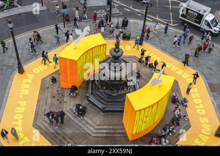 Vue aérienne de l’installation « Good Things Come to Those Who Wait » de Yinka Ilori. L'installation artistique entoure la fontaine Piccadilly Circus. Banque D'Images