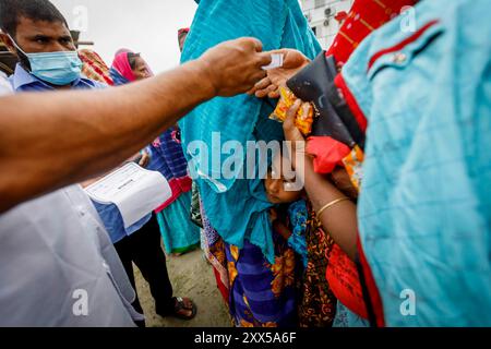 Les personnes vivant dans les chars - des îles sédimentaires temporaires dans les grands fleuves du Bangladesh - sont particulièrement vulnérables aux phénomènes météorologiques causés par le changement climatique. L'ONG Friendship a divers programmes de sensibilisation pour aider à atténuer les impacts. Banque D'Images