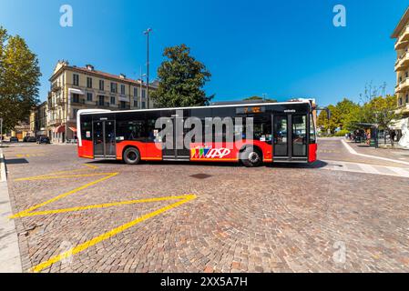 Asti, italie - 20 août 2024 : le bus urbain arrive à l'arrêt Piazza Guglielmo Marconi en face de la gare. Bus public urbain Banque D'Images