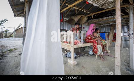 Les personnes vivant dans les chars - des îles sédimentaires temporaires dans les grands fleuves du Bangladesh - sont particulièrement vulnérables aux phénomènes météorologiques causés par le changement climatique. L'ONG Friendship a divers programmes de sensibilisation pour aider à atténuer les impacts. Banque D'Images