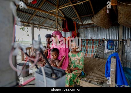 Les personnes vivant dans les chars - des îles sédimentaires temporaires dans les grands fleuves du Bangladesh - sont particulièrement vulnérables aux phénomènes météorologiques causés par le changement climatique. L'ONG Friendship a divers programmes de sensibilisation pour aider à atténuer les impacts. Banque D'Images