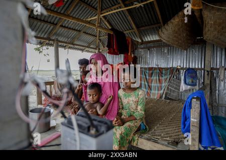 Les personnes vivant dans les chars - des îles sédimentaires temporaires dans les grands fleuves du Bangladesh - sont particulièrement vulnérables aux phénomènes météorologiques causés par le changement climatique. L'ONG Friendship a divers programmes de sensibilisation pour aider à atténuer les impacts. Banque D'Images