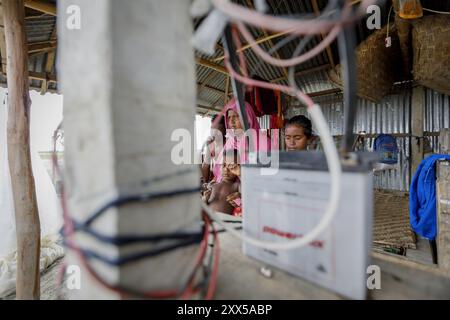 Les personnes vivant dans les chars - des îles sédimentaires temporaires dans les grands fleuves du Bangladesh - sont particulièrement vulnérables aux phénomènes météorologiques causés par le changement climatique. L'ONG Friendship a divers programmes de sensibilisation pour aider à atténuer les impacts. Banque D'Images