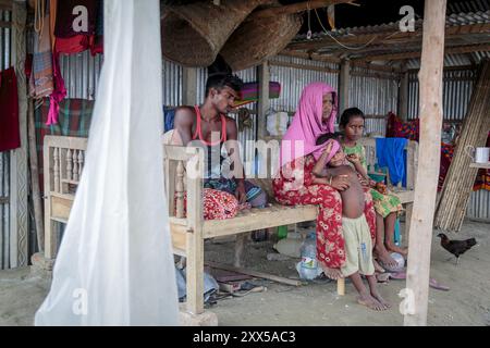 Les personnes vivant dans les chars - des îles sédimentaires temporaires dans les grands fleuves du Bangladesh - sont particulièrement vulnérables aux phénomènes météorologiques causés par le changement climatique. L'ONG Friendship a divers programmes de sensibilisation pour aider à atténuer les impacts. Banque D'Images