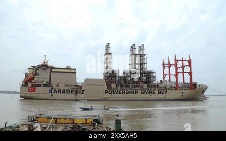 GYE BARGE À LAS Esclusas Guayaquil, jeudi 22 août 2024 ce matin, en face de la sous-station électrique Las Esclusas, située au sud de la ville, la barge drapeau turc Emre Bey a accosté, de là, il est prévu de se connecter au système interconnecté et de générer 100 MW d'énergie pour le pays photos CÃ sar Munoz API Guayaquil Guayas Ecuador fin GYE BARCAZAENLASESCLUSAS a20ef0fa50db8c386c14ozac xCÃ Copyright Banque D'Images