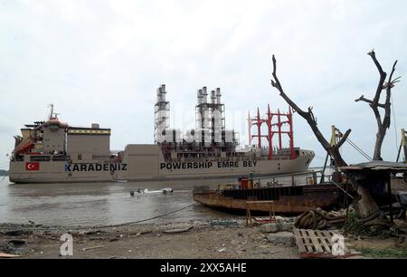 GYE BARGE À LAS Esclusas Guayaquil, jeudi 22 août 2024 ce matin, en face de la sous-station électrique Las Esclusas, située au sud de la ville, la barge drapeau turc Emre Bey a accosté, de là, il est prévu de se connecter au système interconnecté et de générer 100 MW d'énergie pour le pays photos CÃ sar Munoz API Guayaquil Guayas Ecuador fin GYE BARCAZAENLASESCLUSAS 72046a0a5116b9b0aFaX : Copyright xCÃ Banque D'Images