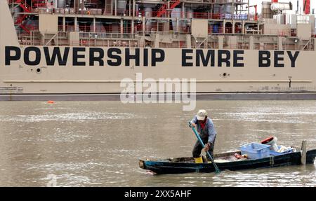 GYE BARGE À LAS Esclusas Guayaquil, jeudi 22 août 2024 ce matin, en face de la sous-station électrique Las Esclusas, située au sud de la ville, la barge drapeau turc Emre Bey a accosté, de là, il est prévu de se connecter au système interconnecté et de générer 100 MW d'énergie pour le pays photos CÃ sar Munoz API Guayaquil Guayas Ecuador fin GYE BARCAZAENLASESCLUSAS 353fe1dcdc1322ca324dc3dc33324oz3x3333x333x xCÃ Copyright : Copyright Banque D'Images