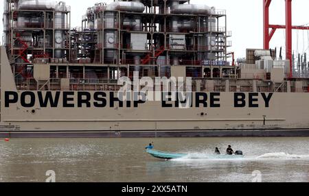 GYE BARGE À LAS Esclusas Guayaquil, jeudi 22 août 2024 ce matin, en face de la sous-station électrique Las Esclusas, située au sud de la ville, la barge drapeau turc Emre Bey a accosté, de là, il est prévu de se connecter au système interconnecté et de générer 100 MW d'énergie pour le pays photos sar Munoz API Guayaquil Guayas Ecuador fin GYE BARCAZAENLASESCLUSAS f9469cca1730f7b899x CÃ Copyright xCÃ Banque D'Images