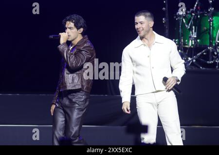 Mexico, Mexique. 21 août 2024. Joe Jonas et Nick Jonas, membres du groupe américain Jonas Brothers, jouent pendant les cinq albums. Tour du monde d'une nuit à Mexico City Arena. Le 21 août 2024 à Mexico, Mexique. (Photo de Ismael Rosas/ Credit : Eyepix Group/Alamy Live News Banque D'Images