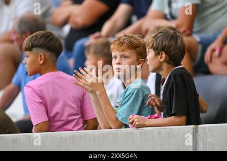 Linz, Autriche. 22 août 2024. LINZ, AUTRICHE - 22 AOÛT : les fans de LASK lors du match de play-off de la 1ère étape de l'UEFA Europa League opposant le LASK et le FCSB Bucarest Oberoesterreich Arena le 22 août 2024 à Linz, Autriche.240822 SEPA 20 040 - 20240822 PD8299 crédit : APA-PictureDesk/Alamy Live News Banque D'Images