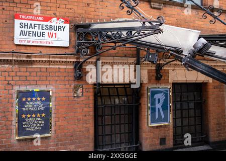 Un bus s'écrase dans le Palace Theatre mettant en scène Harry Potter et l'enfant maudit sur Shaftsbury Avenue, dans le centre de Londres, bâtiment endommagé. Août 2024. ROYAUME-UNI Banque D'Images