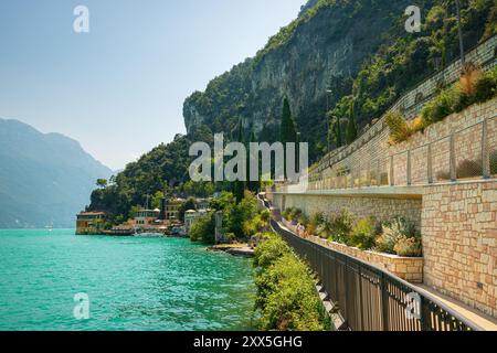 Début de la randonnée Ponale et piste cyclable sur la rive du lac de Garde dans la ville de Riva del Garda, Italie Banque D'Images