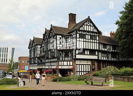 Le pub Wetherspoons de style Tudor Revival construit dans les années 1930 dans le centre-ville de Coventry Banque D'Images